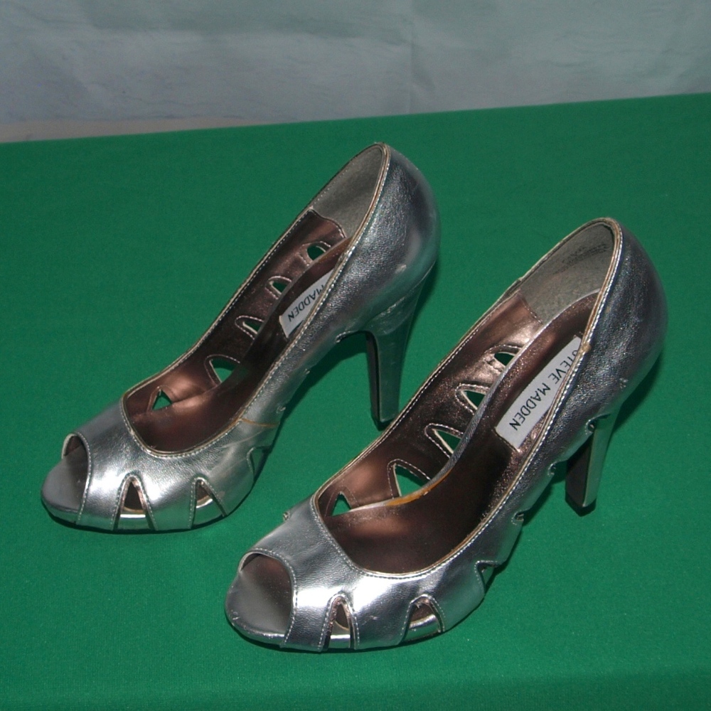 Steve Madden P-Lezza Pumps Silver Pumps Size 7M Designer Shoe